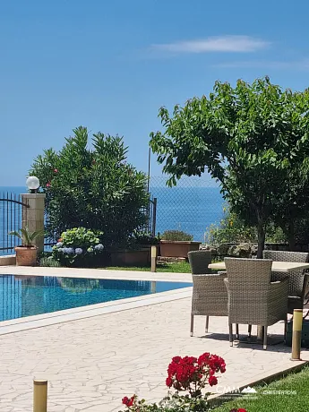 Panoramik deniz manzaralı lüks bir villada zarafet ve huzur.